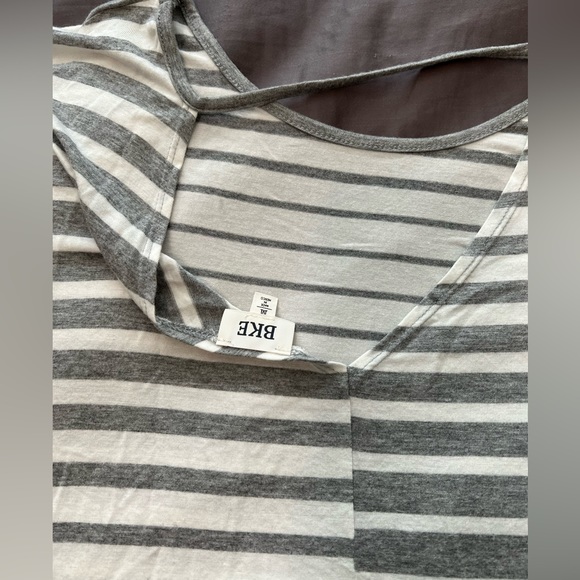 Women’s BKE top cream and grey. Keyhole and crisscross design on back. - Picture 2 of 5